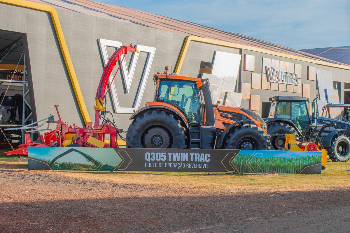 Estande Valtra com máquinas agrícolas em exposição