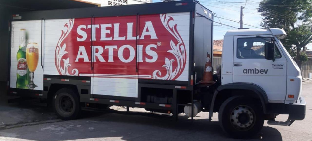 Caminhão Ambev adesivado com a marca Stella Artois