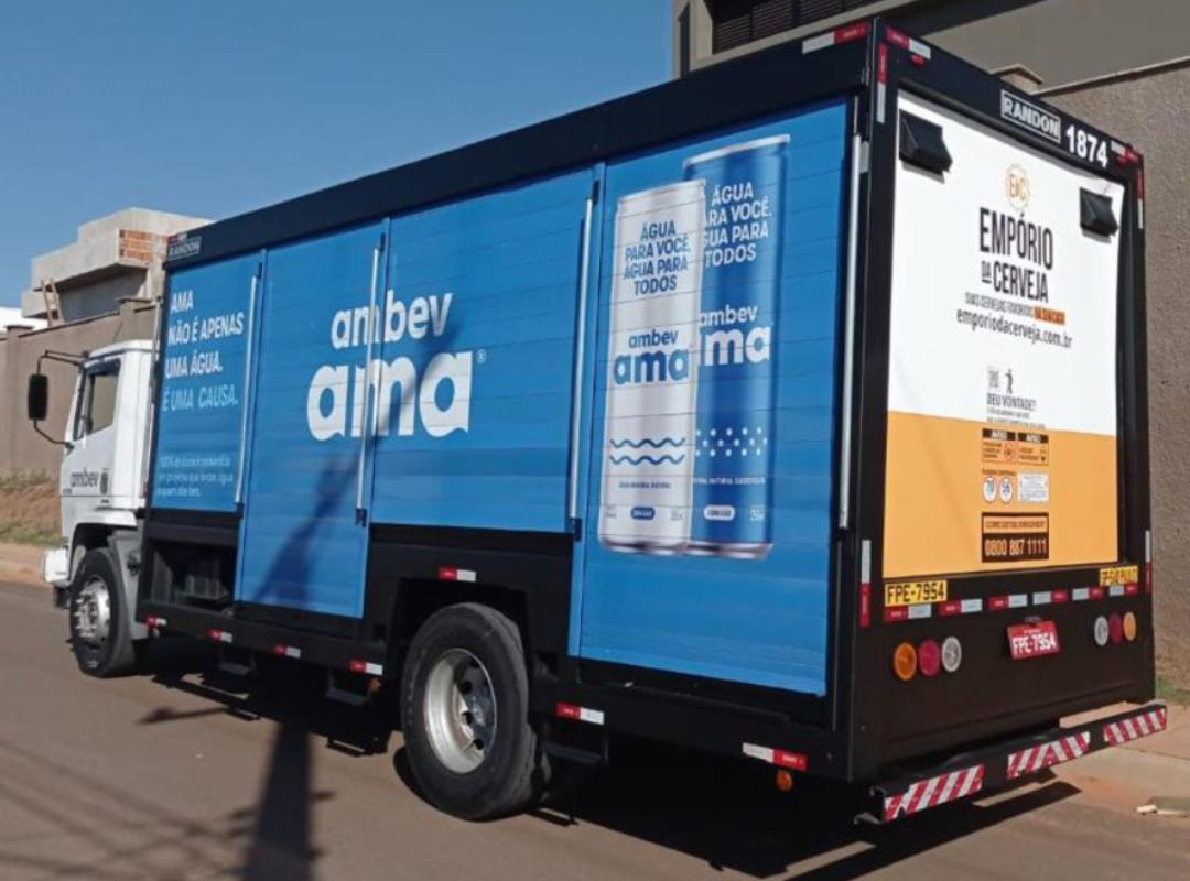 Caminhão Ambev adesivado com campanha água AMA