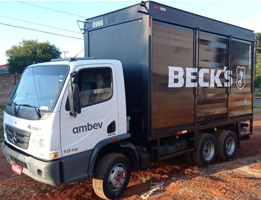 Caminhão Ambev adesivado com a marca Beck's