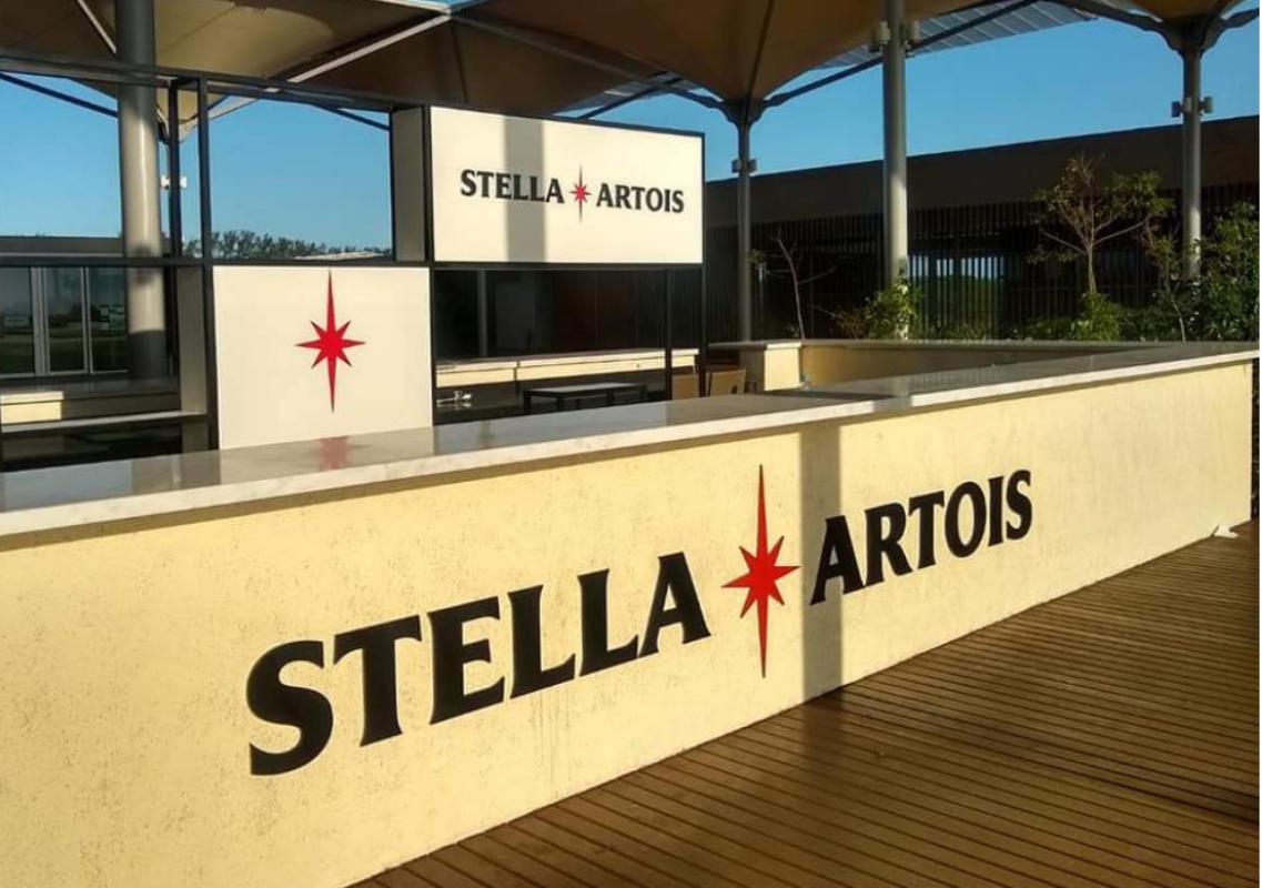 Balcão Stella Artois em ambiente externo
