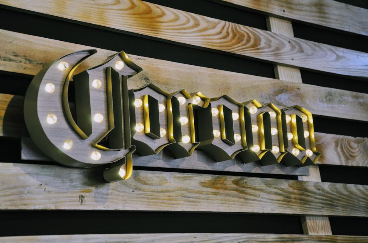 Letreiro cenográfico Corona