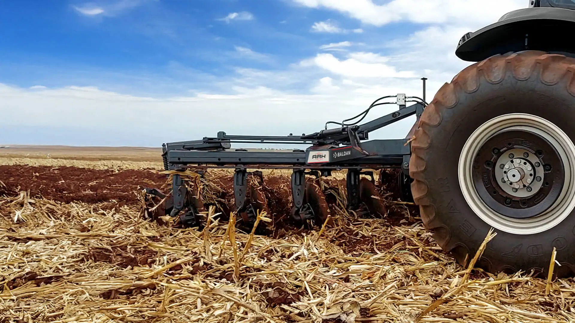 Implemento agrícola Baldan operando no campo