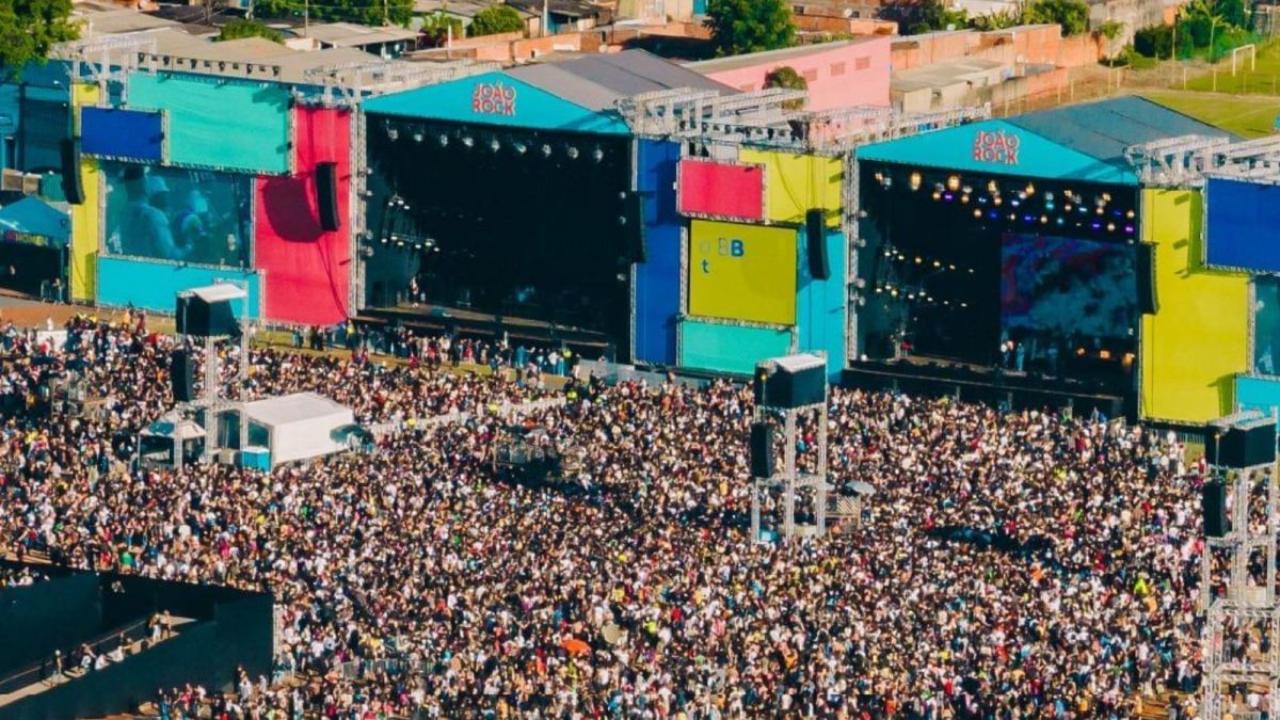 Grande público diante dos palcos do festival João Rock